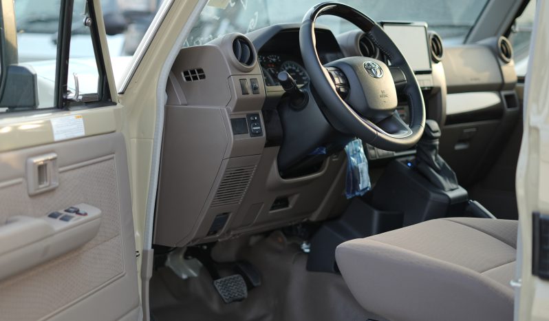 
								2025 Toyota Land Cruiser LC 79 4.0L AT Petrol Basic (Beige) full									