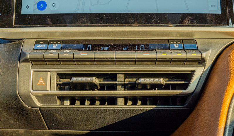 
2025 Toyota Camry Lumiere 2.5L HEV Full option (White) full									