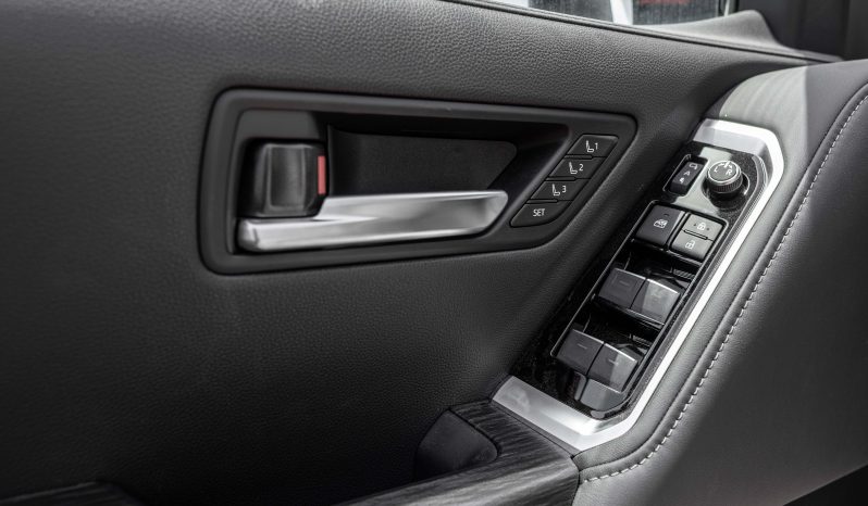 
2025 Toyota Land Cruiser VXR 3.5L AT Hybrid full									