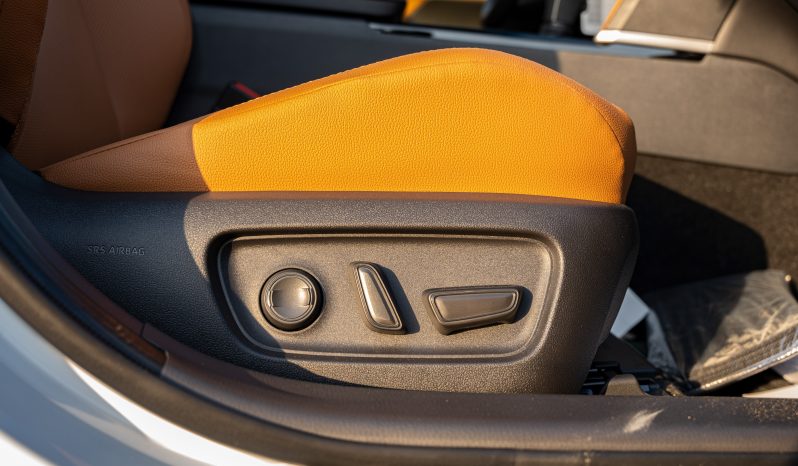 
2025 Toyota Camry Lumiere 2.5L HEV Full option (White) full									