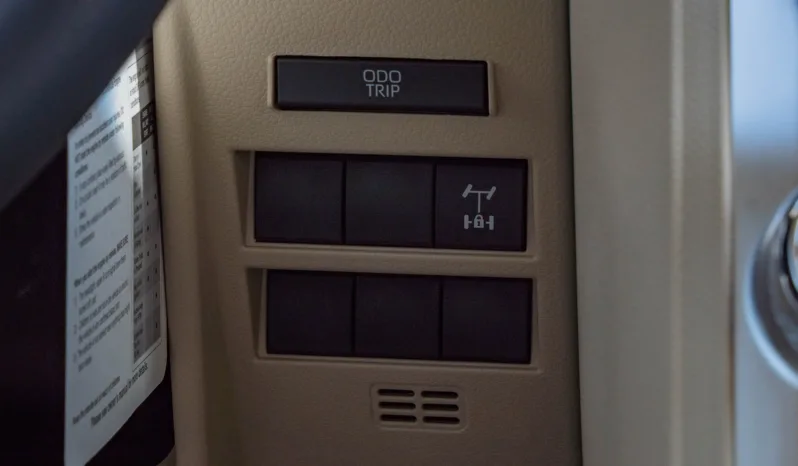 
								2026 Toyota Land Cruiser 300 GXR 4.0L AT Petrol (White-Beige) full									