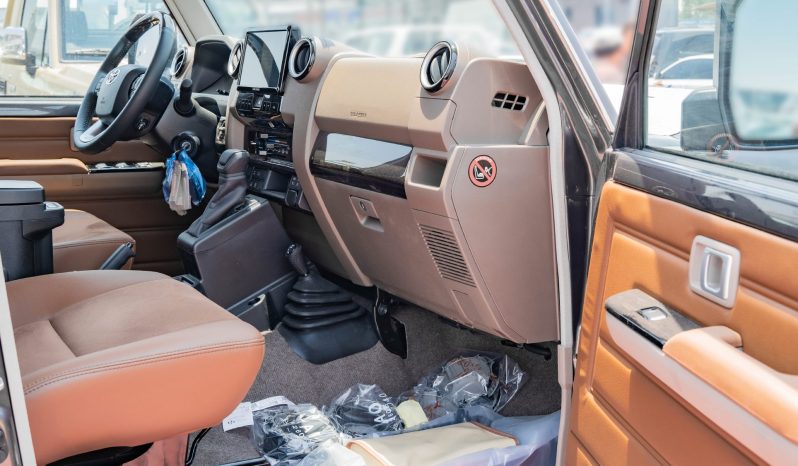 
								2026 Toyota Land Cruiser LC 76 4.0L AT Petrol (Gray) full									