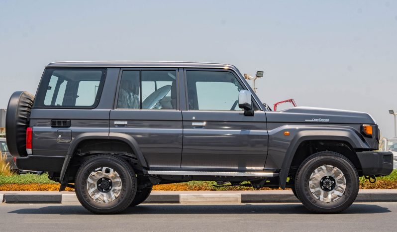 
								2026 Toyota Land Cruiser LC 76 4.0L AT Petrol (Gray) full									