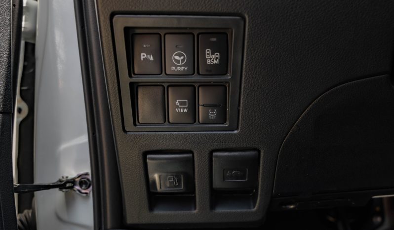 
2025 Toyota Hilux Adventure 4.0L AT Petrol (White) full									