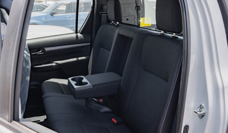 
2025 Toyota Hilux Adventure 4.0L AT Petrol (White) full									