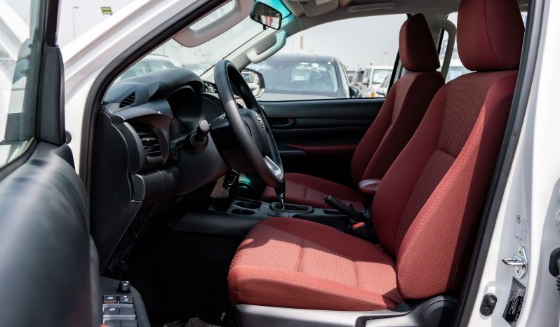 
								2025 Toyota Hilux DLX 2.7L AT Petrol (White) full									
