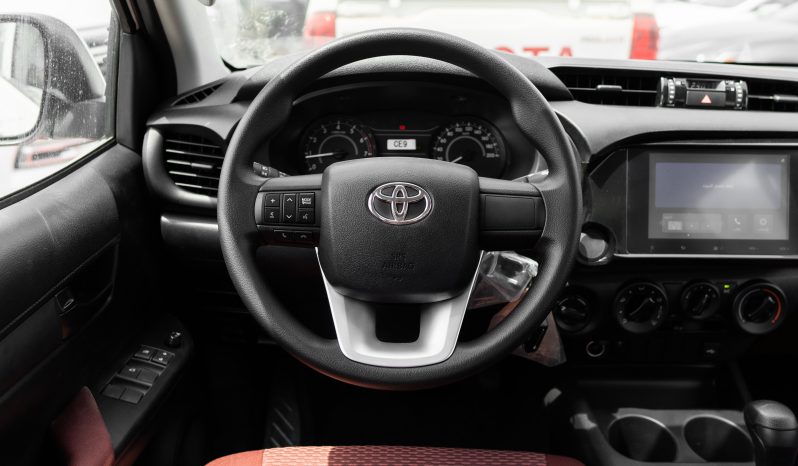 
								2025 Toyota Hilux DLX 2.7L AT Petrol (White) full									