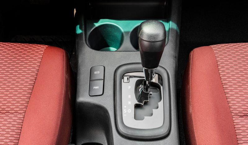 
								2025 Toyota Hilux DLX 2.7L AT Petrol (White) full									