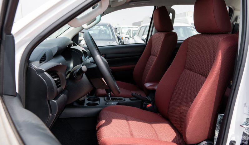 
								2025 Toyota Hilux DLX 2.7L AT Petrol (White) full									
