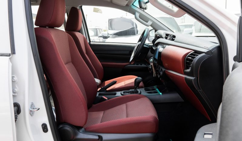 
								2025 Toyota Hilux DLX 2.7L AT Petrol (White) full									