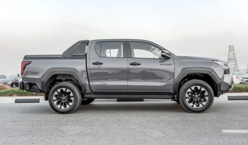 
								2027 Toyota Hilux Premium 4.0L AT Petrol (Gray-Red) full									