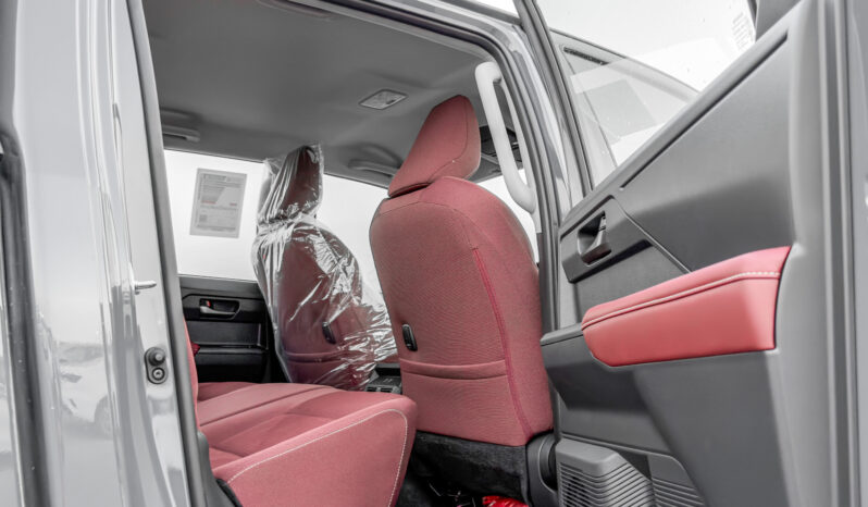 
								2027 Toyota Hilux Premium 4.0L AT Petrol (Gray-Red) full									