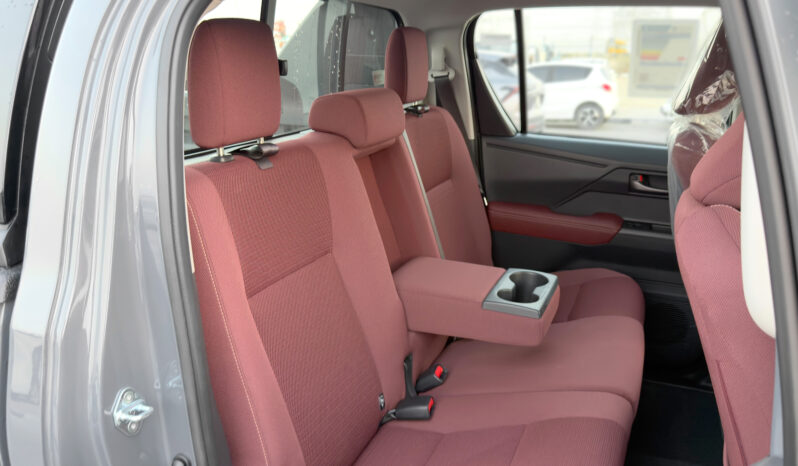 
								2027 Toyota Hilux Premium 4.0L AT Petrol (Gray-Red) full									