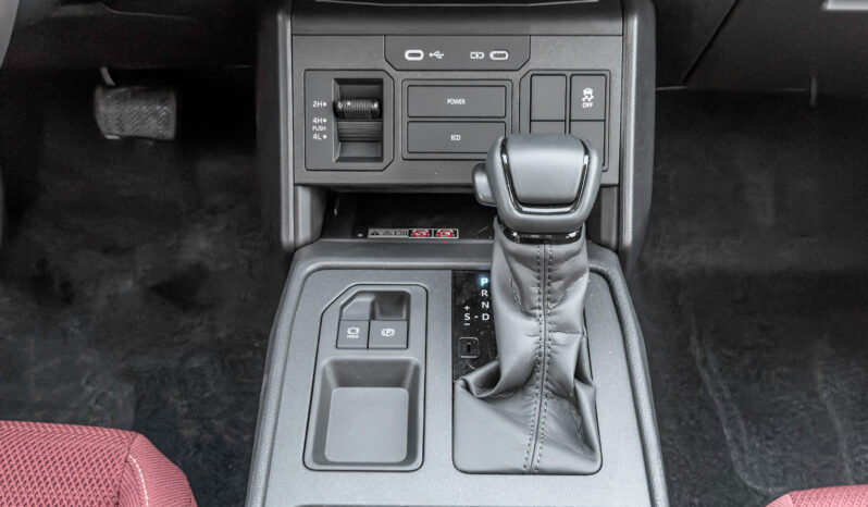 
								2027 Toyota Hilux Premium 4.0L AT Petrol (Gray-Red) full									