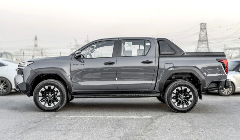 
								2027 Toyota Hilux Premium 4.0L AT Petrol (Gray-Red) full									