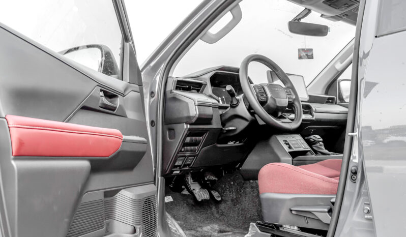 
								2027 Toyota Hilux Premium 4.0L AT Petrol (Gray-Red) full									