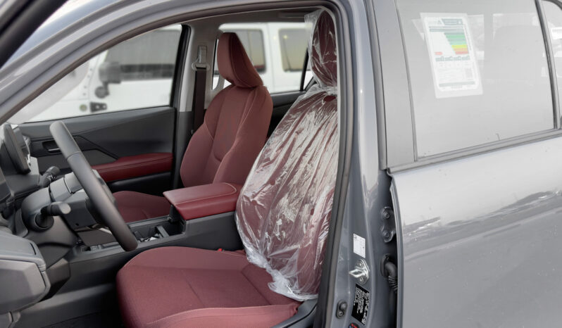 
								2027 Toyota Hilux Premium 4.0L AT Petrol (Gray-Red) full									