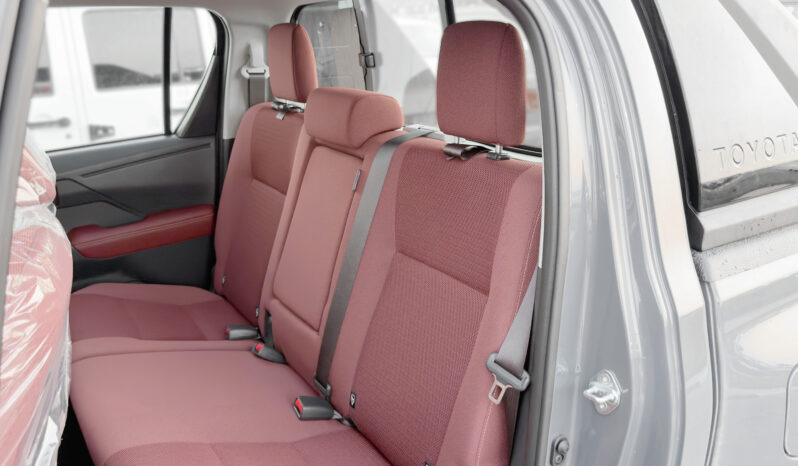 
								2027 Toyota Hilux Premium 4.0L AT Petrol (Gray-Red) full									