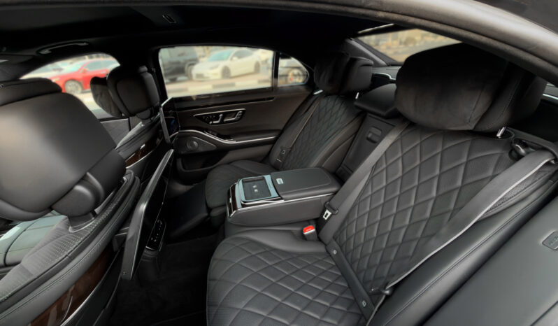 
								2025 Mercedes Benz S 580 4Matic 4.0L AT Petrol (Black-Black) full									