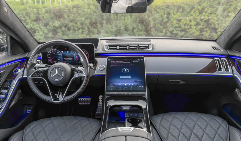 
								2025 Mercedes Benz S 580 4Matic 4.0L AT Petrol (Black-Black) full									
