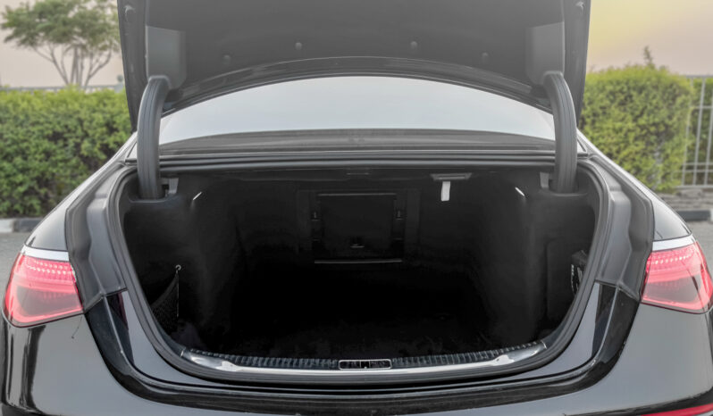 
								2025 Mercedes Benz S 580 4Matic 4.0L AT Petrol (Black-Black) full									