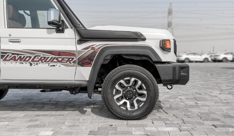 
								2026 Toyota Land Cruiser LC76 2.8L AT Diesel (White) Omani full									