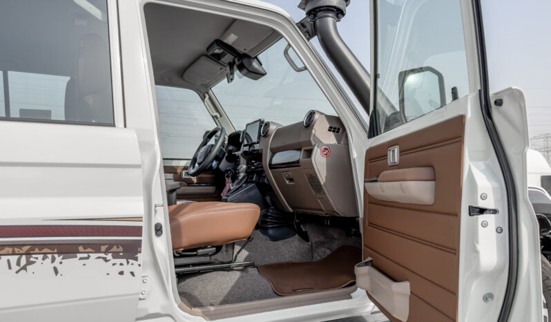 
								2026 Toyota Land Cruiser LC76 2.8L AT Diesel (White) Omani full									