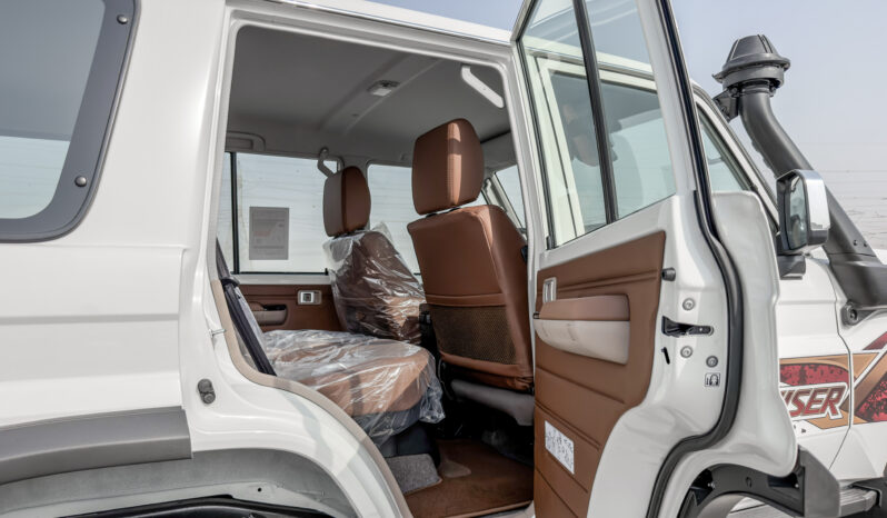 
								2026 Toyota Land Cruiser LC76 2.8L AT Diesel (White) Omani full									