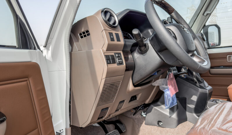 
								2026 Toyota Land Cruiser LC76 2.8L AT Diesel (White) Omani full									