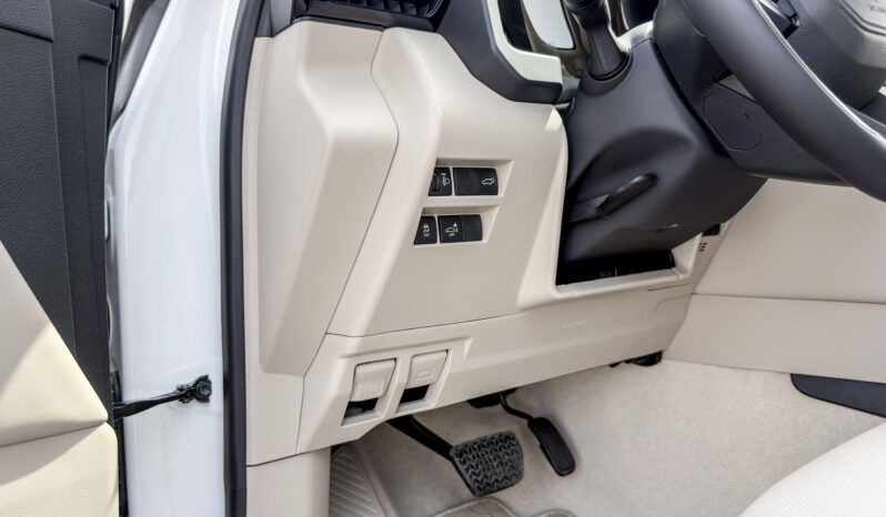 
								2026 Toyota Land Cruiser GXR 3.5L AT Hybrid (White-Beige) full									