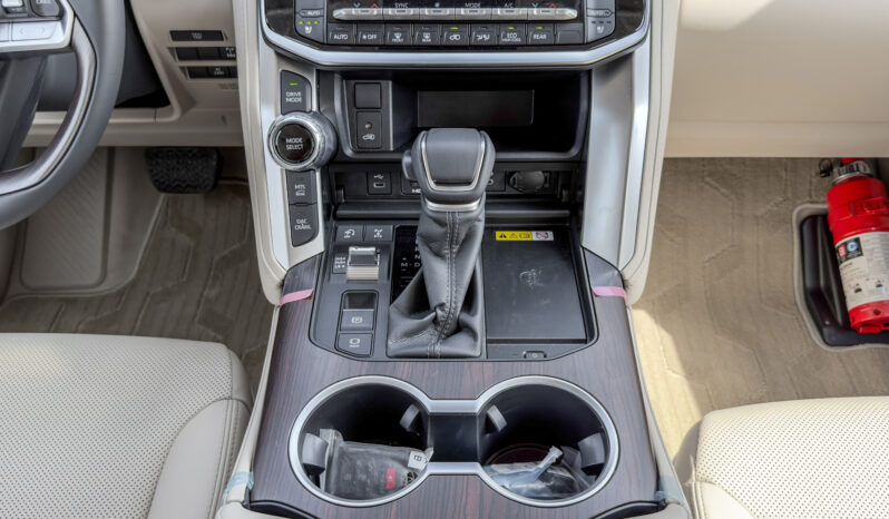 
								2026 Toyota Land Cruiser GXR 3.5L AT Hybrid (White-Beige) full									