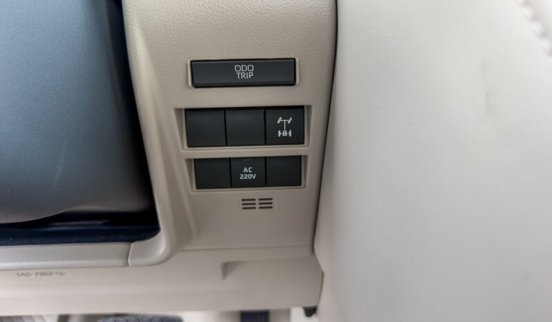 
								2026 Toyota Land Cruiser GXR 3.5L AT Hybrid (White-Beige) full									
