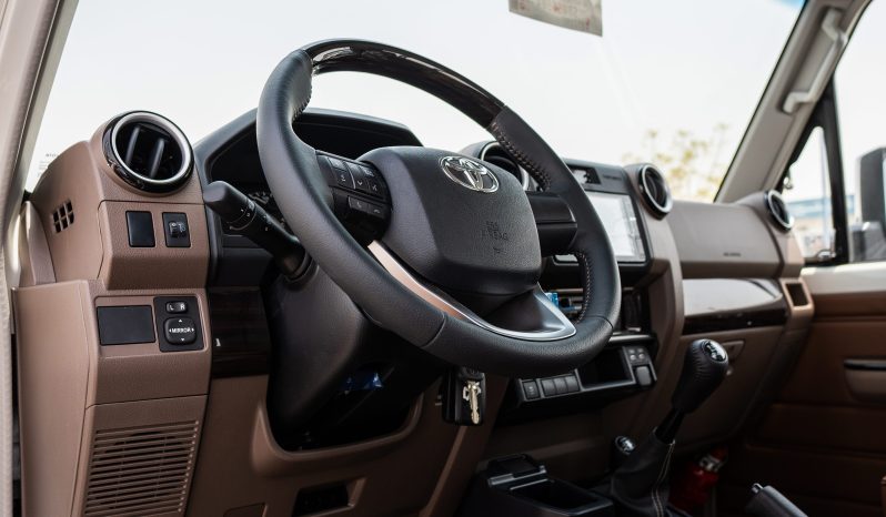 
2025 Toyota Land Cruiser LC 79 4.0L MT Petrol (White) full									