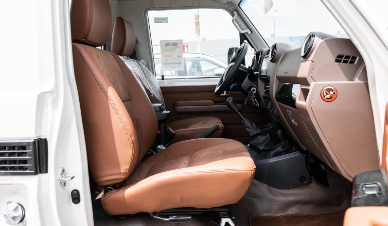 
2025 Toyota Land Cruiser LC 79 4.0L MT Petrol (White) full									