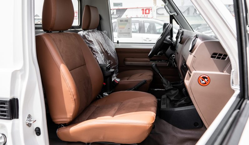 
2025 Toyota Land Cruiser LC 79 4.0L MT Petrol (White) full									