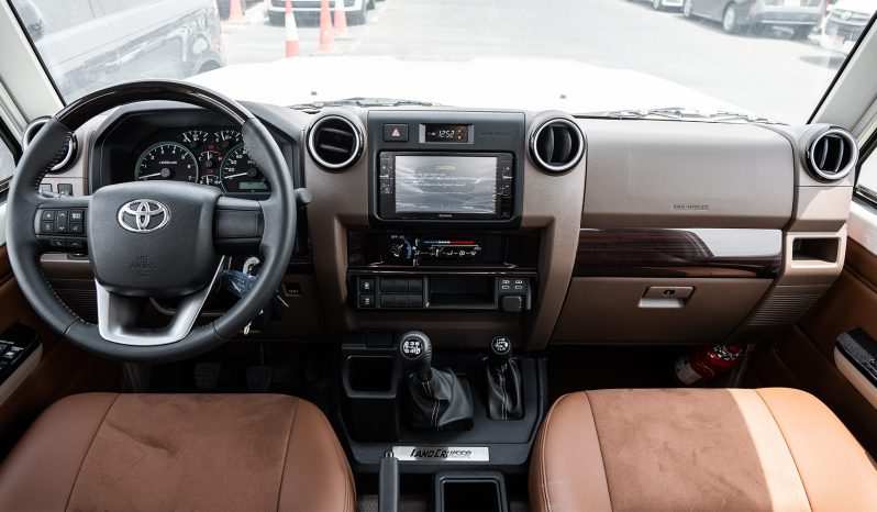 
2025 Toyota Land Cruiser LC 79 4.0L MT Petrol (White) full									