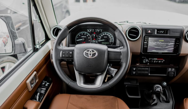 
2025 Toyota Land Cruiser LC 79 4.0L MT Petrol (White) full									