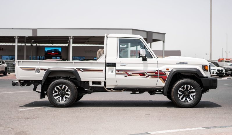
2025 Toyota Land Cruiser LC 79 4.0L MT Petrol (White) full									