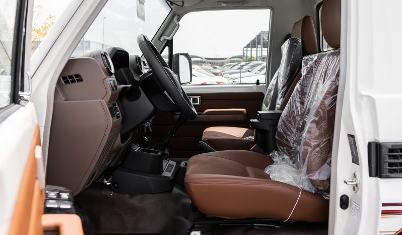 
2025 Toyota Land Cruiser LC 79 4.0L MT Petrol (White) full									