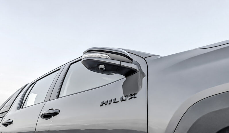 
								2027 Toyota Hilux Premium 4.0L AT Petrol (Gray-Red) full									