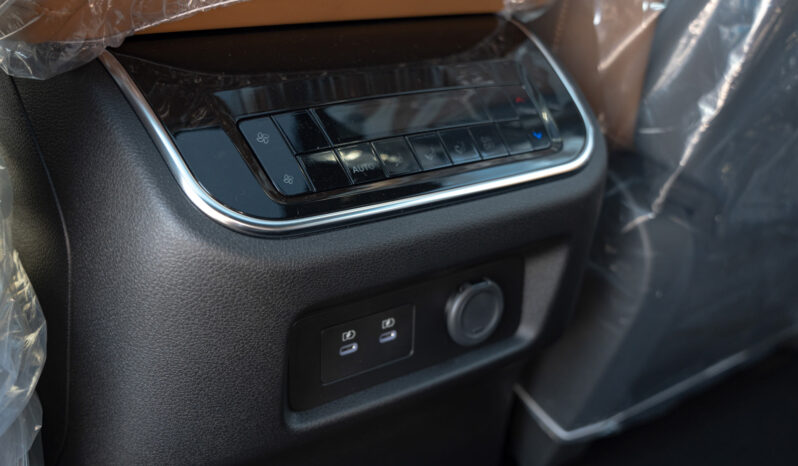 
2026 Nissan Patrol SE Platinum 3.8L AT Petrol Silver-Tan Blackroof full									