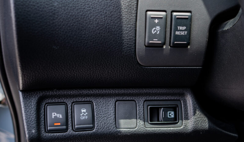 
								2025 Nissan Navara Pro-4X 2.5L AT Diesel (Gray) full									