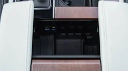 
										2025 Toyota Sequoia Capstone 3.5L AT Hybrid full									