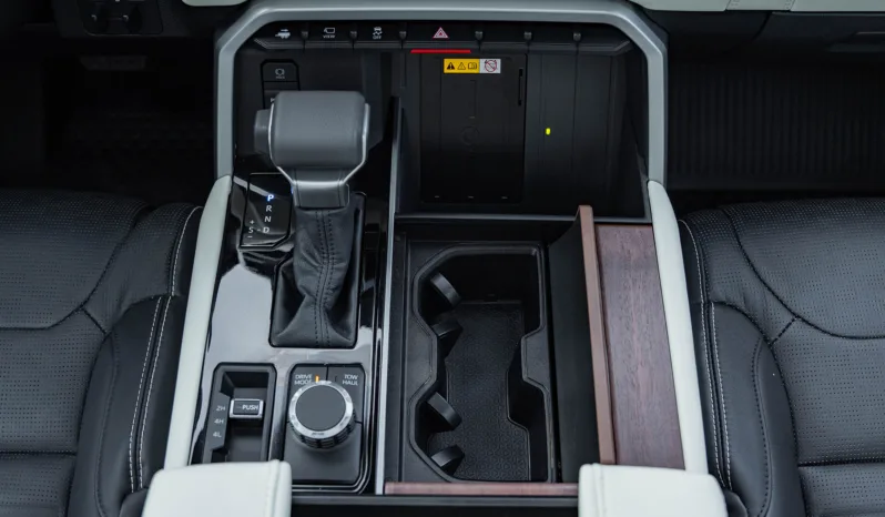 
								2025 Toyota Sequoia Capstone 3.5L AT Hybrid full									