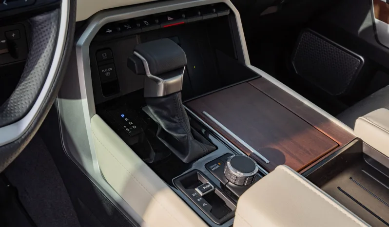
								2025 Toyota Sequoia Capstone 3.5L AT Hybrid full									