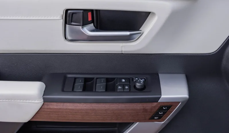 
								2025 Toyota Sequoia Capstone 3.5L AT Hybrid full									