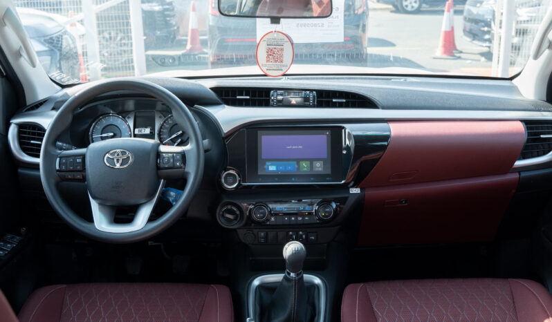 
								2025 Toyota Hilux SGLX 2.7L Petrol MT with Ventilated Seat full									