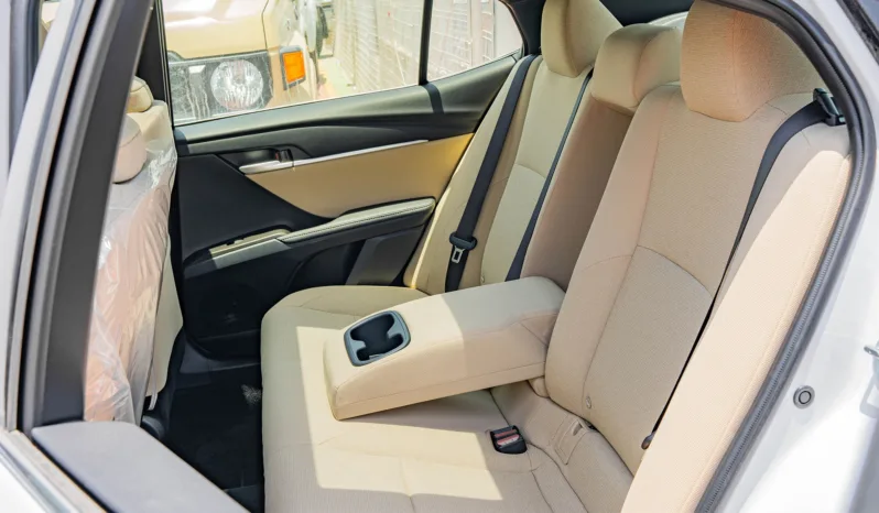 
2025 Toyota Camry LE 2.5L AT Hybrid (White) full									