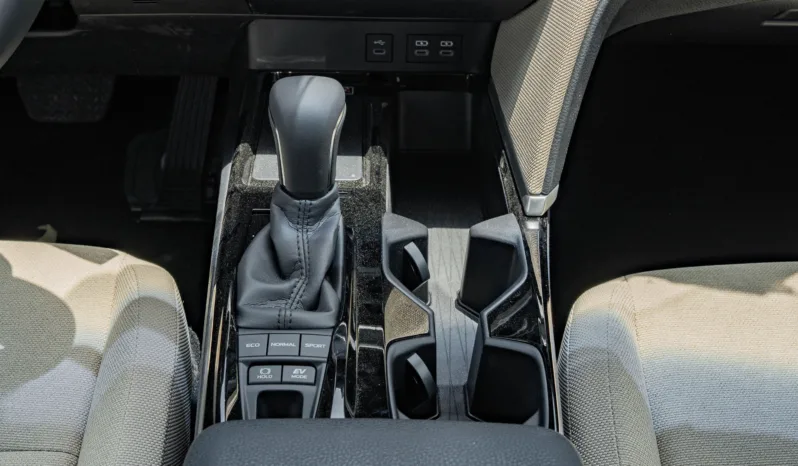 
2025 Toyota Camry LE 2.5L AT Hybrid (White) full									