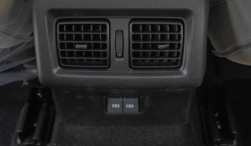 
2025 Toyota Camry LE 2.5L AT Hybrid (White) full									